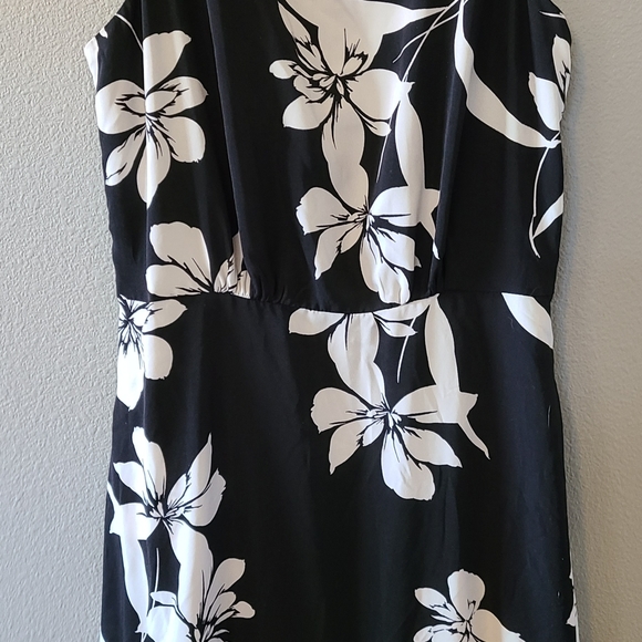 Willow Flowy Light Weight Dress - Picture 2 of 9